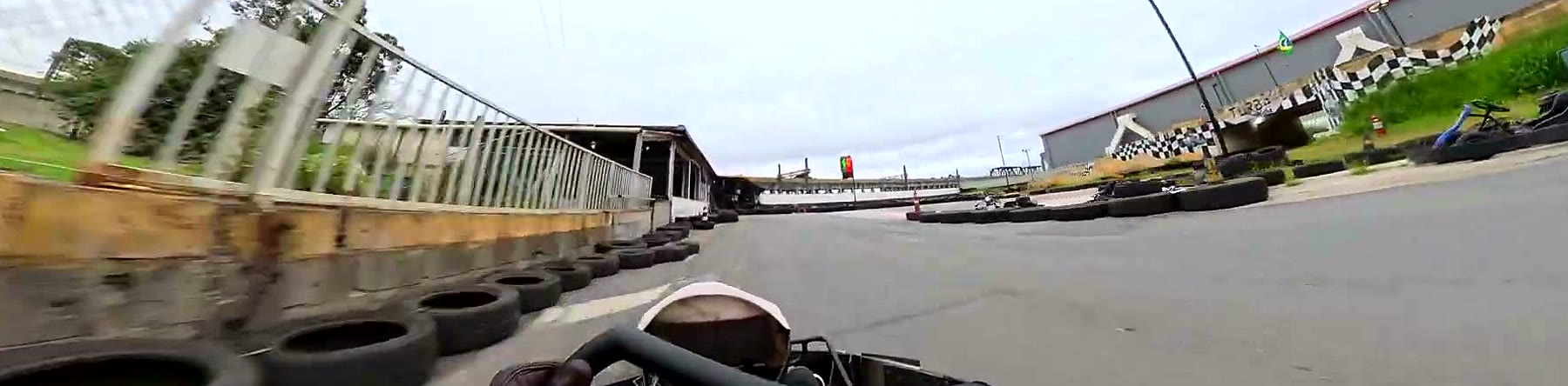 Pista do Turbo Kart Suzano vista de dentro do kart, com pneus marcando as laterais